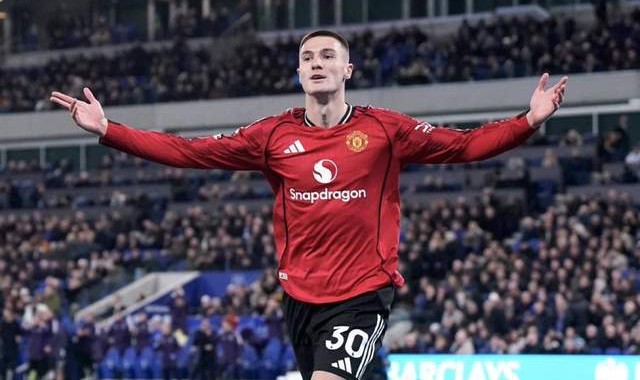 1-0！卡里克神换人，谢什科一剑封喉，曼联复仇，剑指英超前三